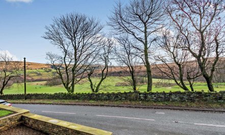 4 Bed in Huddersfield 4
