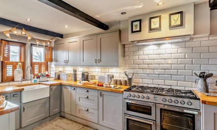 4 Bed in Huddersfield 9