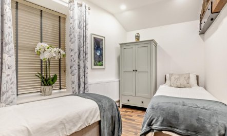 2 Bed in High Peak 4