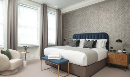A Moment in Mayfair 3