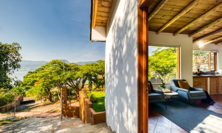 Idyllic Lakeview Retreat 0