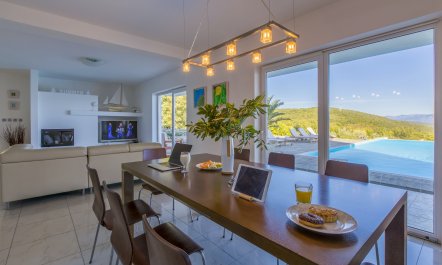 Wine & Waves 5