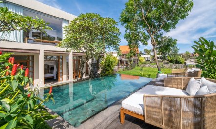 The Garden of the Moon 1