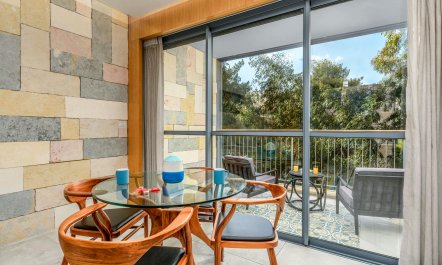 Golden Glow Retreat 0