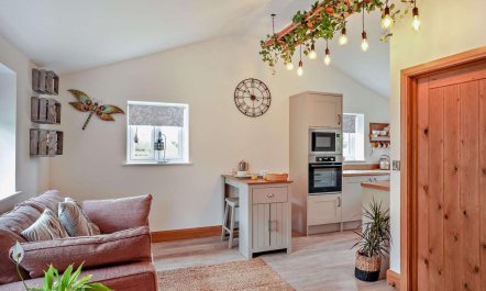 1 Bed in Shepton Mallet 2