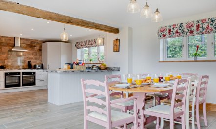 4 Bed in Stoke-on-trent 7