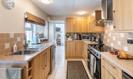 2 Bed in Milford Haven 1