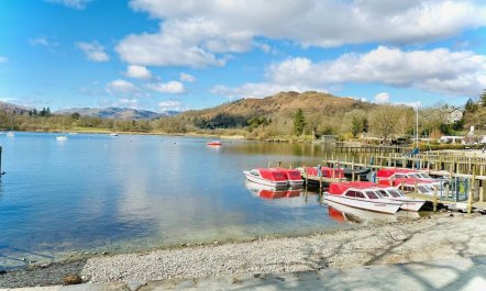 3 Bed in Waterhead 1