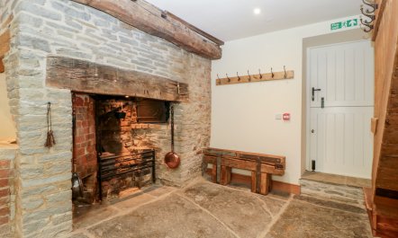 Evenjobb Court Farmhouse 1