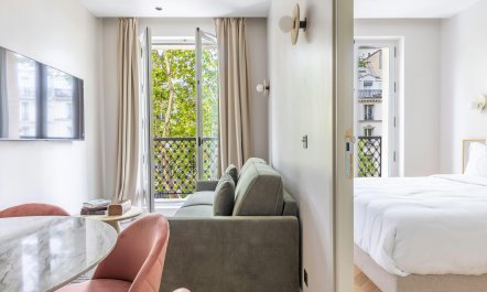 Breakfast in Paris 0