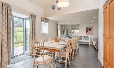 6 Bed in Penybontfawr 2