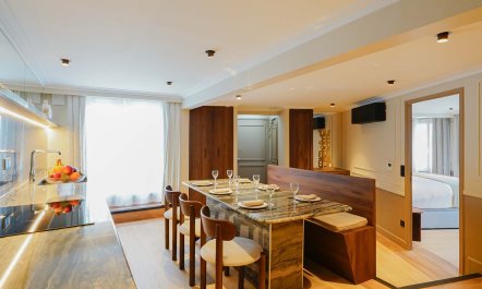 Queen of the Moment 1