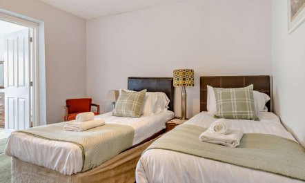 5 Bed in Bow Street 9