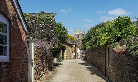 The Charming Cottage 9