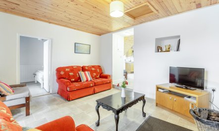 3 Bed in Roundstone 1