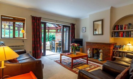 4 Bed in Burnham Deepdale 1