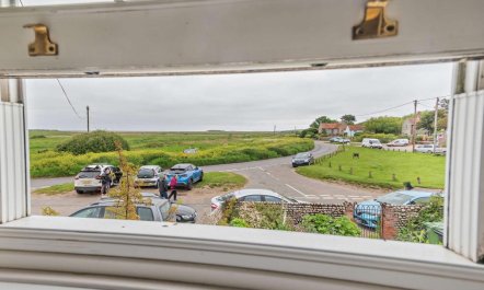 2 Bed in Salthouse 8