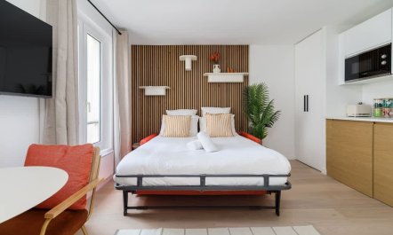 Au pied de la Tour Eiffel 2