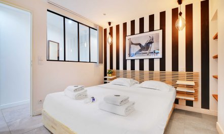 Parisian Monochromatic 9