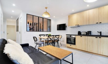 Parisian Monochromatic 5