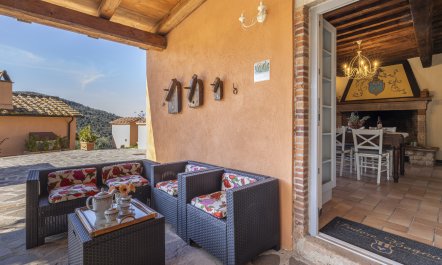 The Frescoed Coat of Arms 4