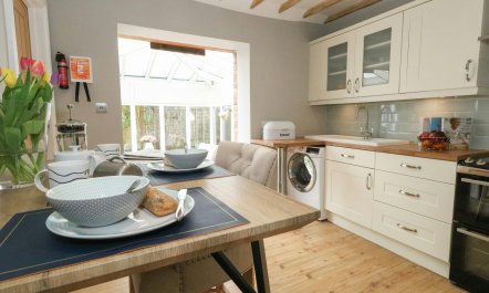 Picturesque Cottage 9