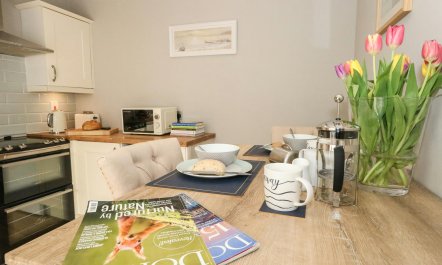 Picturesque Cottage 8