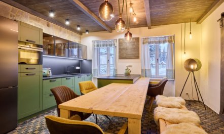 Twilight Grove Stylish Lounge Apartment 5