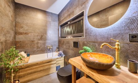 Luxe Timber Lodge & Relaxing Bath 3