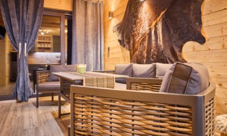 Luxe Timber Lodge & Relaxing Bath 7